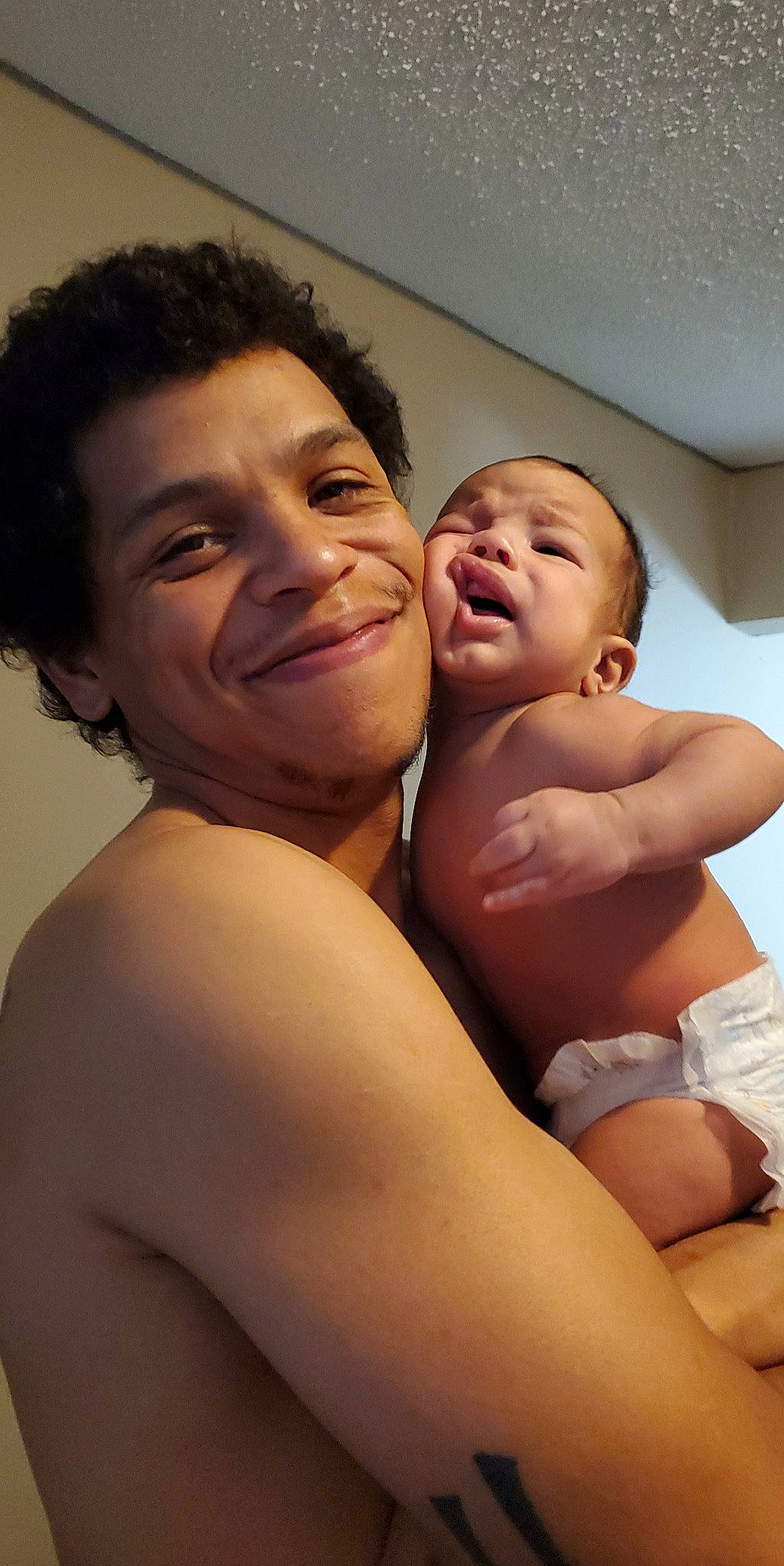 Azekiel is registered to the contest to win money with this photo: arm, cheek, chin, eye, face, facial_expression, gesture, happy, human, human_body, joint, joy, lip, mouth, muscle, neck, nose, person, shoulder, skin