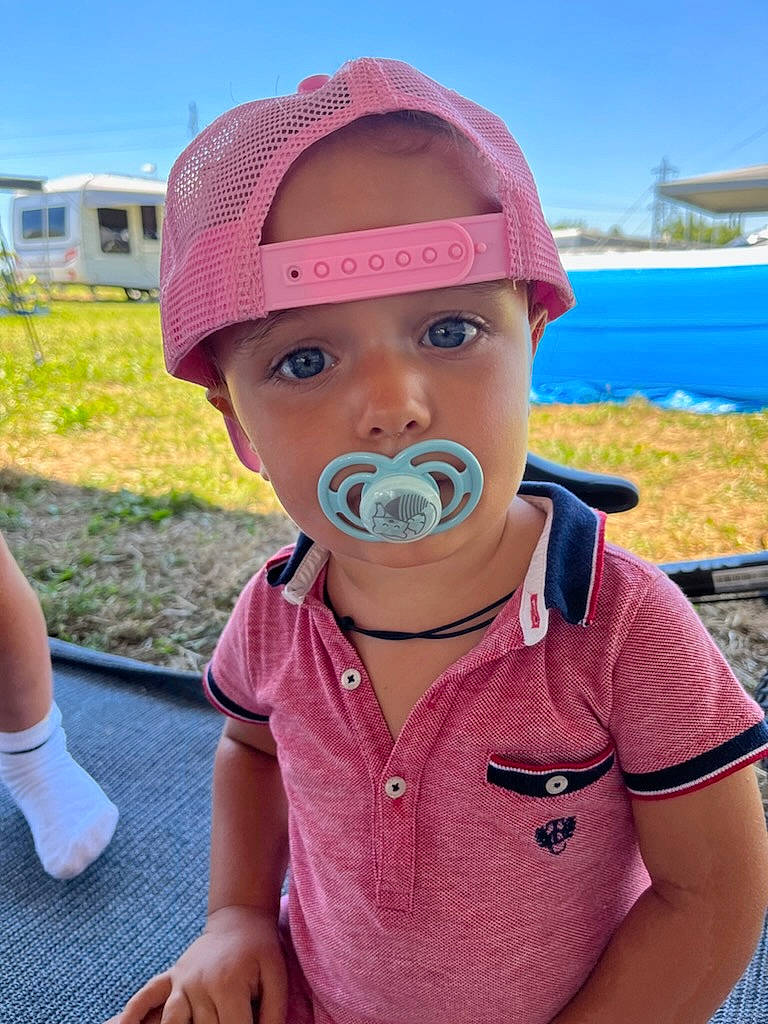David a rejoint le concours — aidez-le/la à gagner de superbes lots ! baby_toddler_clothing, baseball_cap, cap, child, fun, grass, happy, hat, headwear, helmet, leisure, lip, nose, person, personal_protective_equipment, pink, plant, recreation, sky, summer