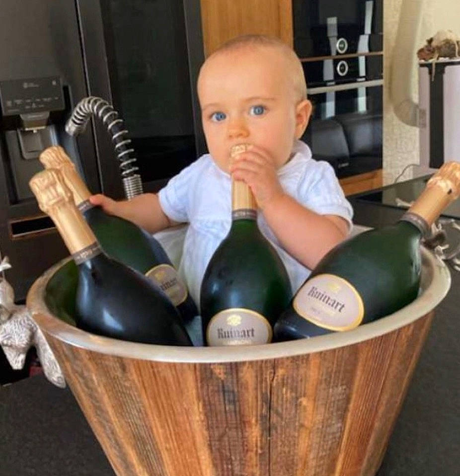 David a rejoint le concours — aidez-le/la à gagner de superbes lots ! baby, bottle, child, circle, comfort, drink, drinkware, glass_bottle, nail, person, pottery, product, room, serveware, sitting, tableware, thumb, toddler, wine, wine_bottle