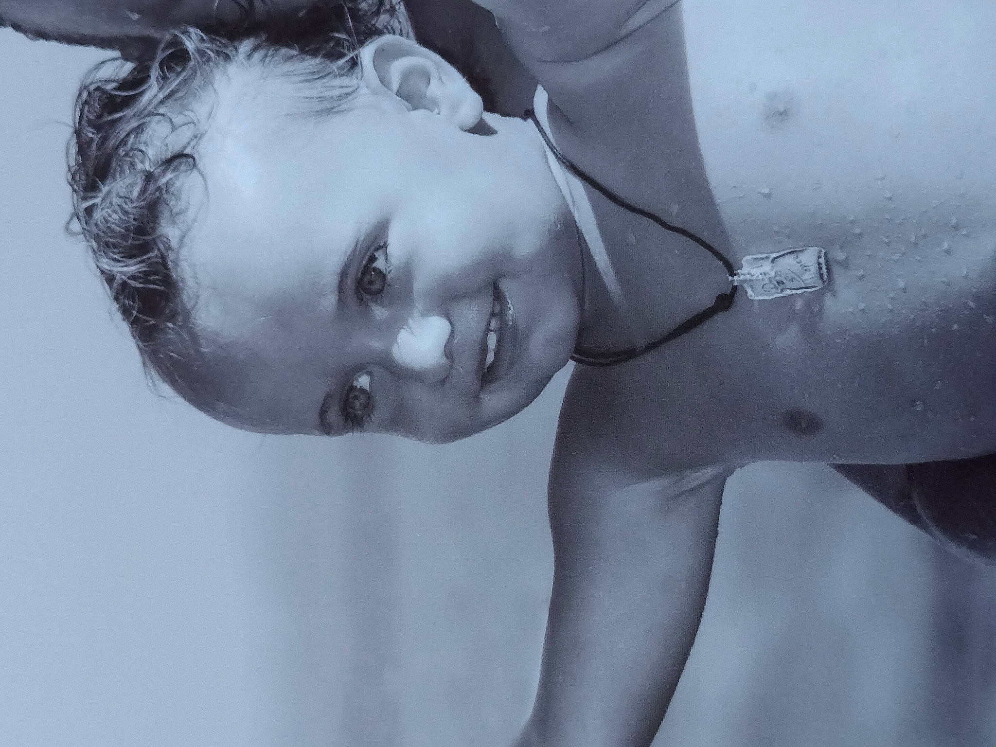 David participe au concours pour gagner de l'argent avec cette photo : black_hair, chest, ear, elbow, eye, eyebrow, eyelash, eyewear, flash_photography, gesture, happy, human_body, jaw, joy, lip, long_hair, monochrome_photography, nose, person, style