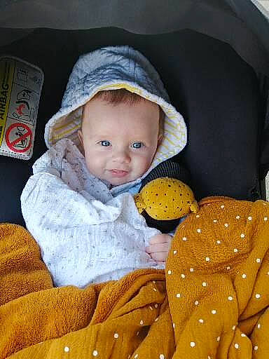 Jules participe au concours pour gagner de l'argent avec cette photo : baby, baby_products, baby_toddler_clothing, cheek, child, comfort, facial_expression, fashion_accessory, happy, headgear, linens, outerwear, pattern, person, product, sitting, skin, sleeve, smile, tin_can