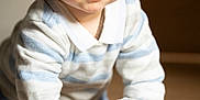Léopold a rejoint le concours — aidez-le/la à gagner de superbes lots ! baby, child, crawling, stuffed_animal, toy, blue, white, striped_sweater, indoor, wooden_floor, soft_light, cute, curious, face, eyes, hands, clothing, young_child, person, portrait