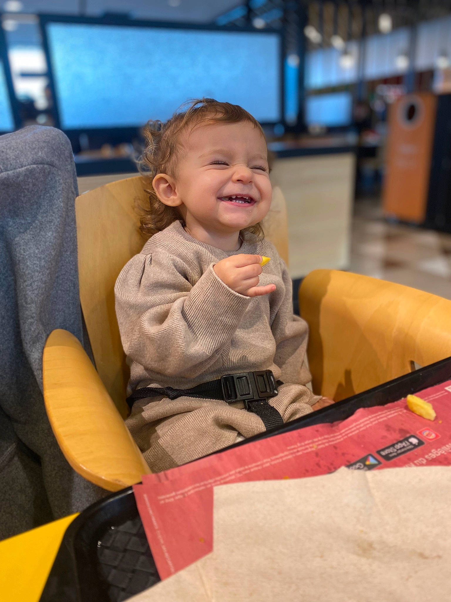 Lea participe au concours pour gagner de l'argent avec cette photo : baby, chair, cheek, child, comfort, flooring, fun, happy, joy, laugh, leisure, person, recreation, room, sitting, smile, television, toddler, travel, vacation