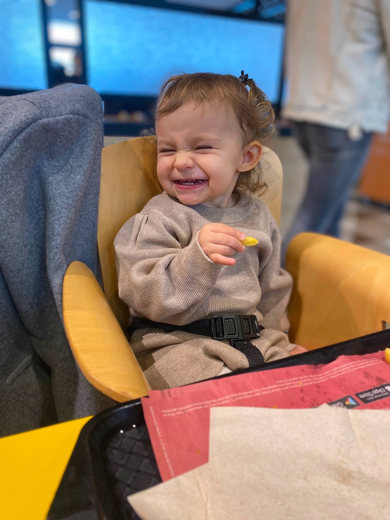 Lea participe au concours pour gagner de l'argent avec cette photo : baby, baby_products, chair, child, comfort, event, fun, happy, joy, lap, leisure, people, person, recreation, room, sitting, smile, toddler, travel, vacation