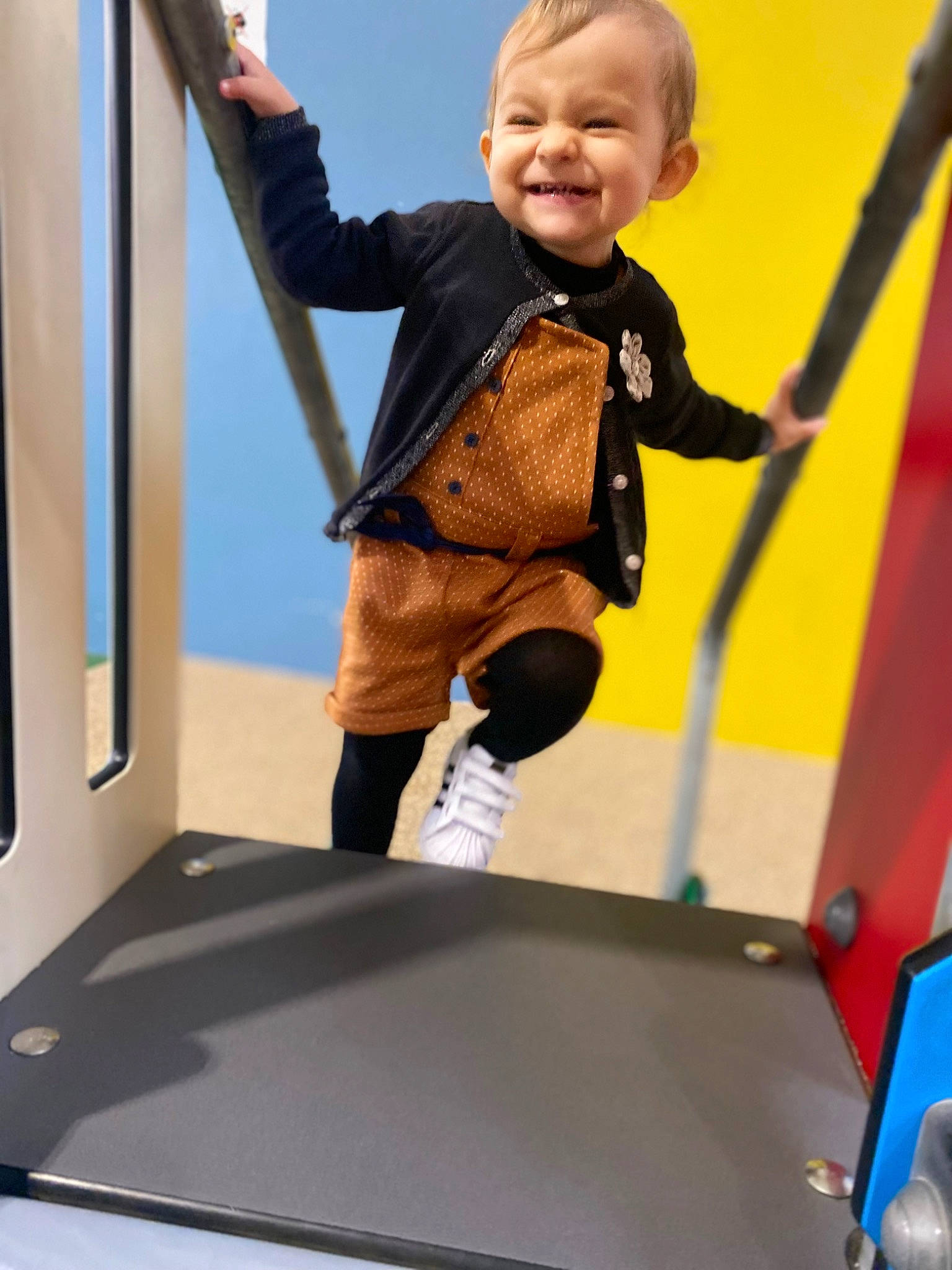 Lea participe au concours pour gagner de l'argent avec cette photo : baby, baby_toddler_clothing, child, electric_blue, fun, indoor_games_and_sports, joy, leisure, outdoor_play_equipment, person, play, playground, recreation, room, sleeve, smile, standing, t_shirt, toddler