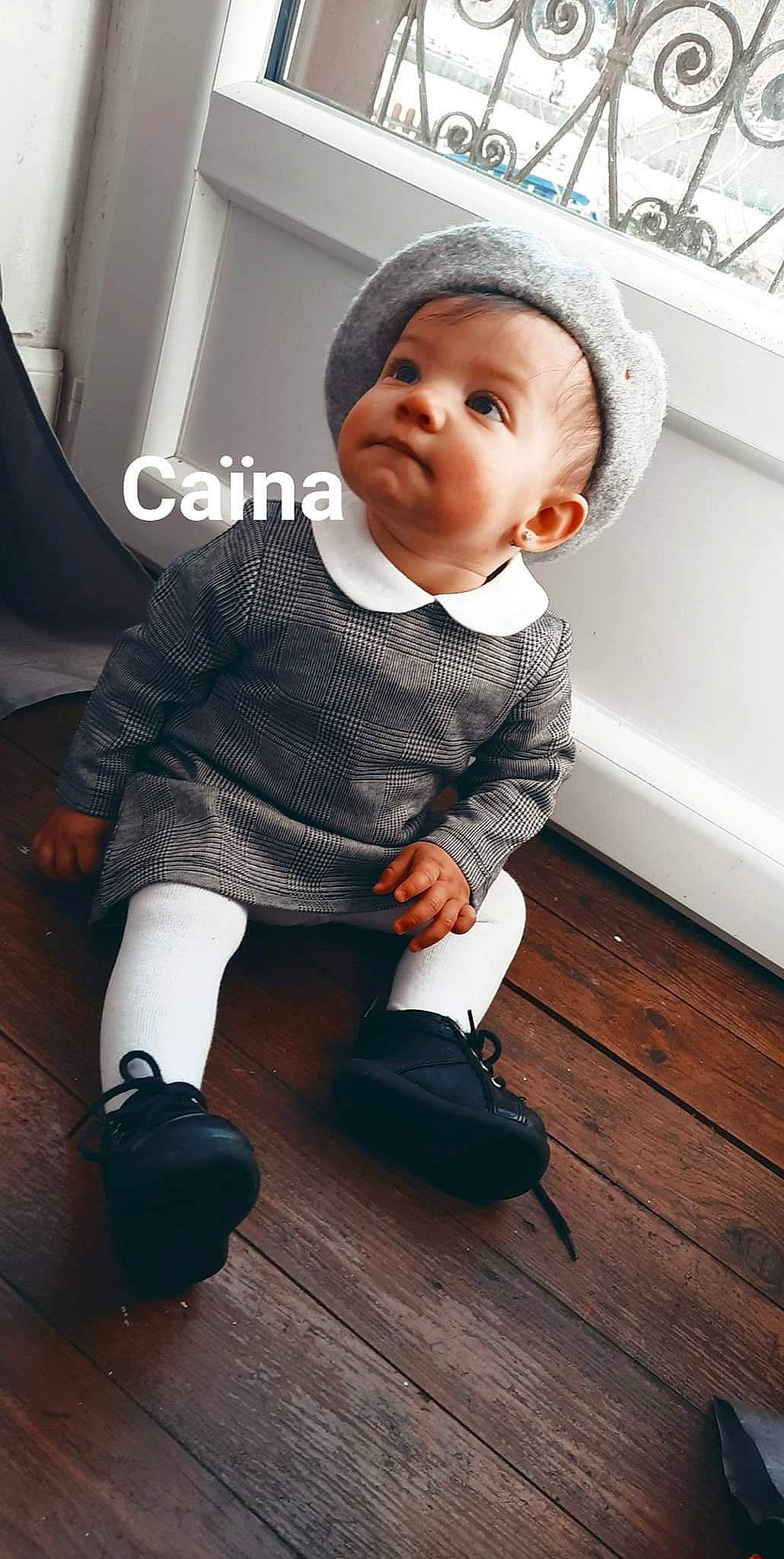 Emma a rejoint le concours — aidez-le/la à gagner de superbes lots ! baby, baby_toddler_clothing, child, collar, flash_photography, floor, flooring, happy, hardwood, human_leg, knee, pattern, person, shoe, sitting, sleeve, sock, street_fashion, toddler, white