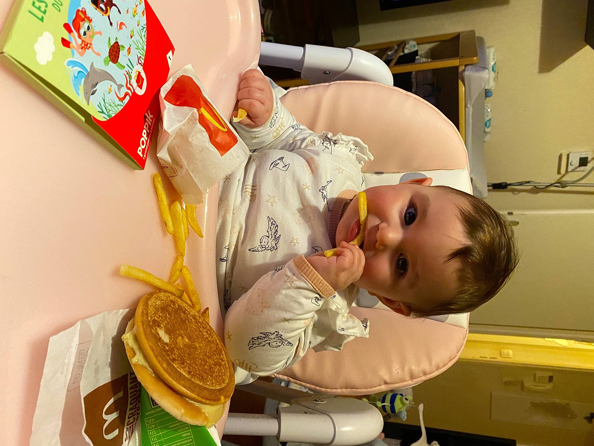 Eliana participe au concours pour gagner de l'argent avec cette photo : baby, baby_products, child, clinic, comfort, comfort_food, food, hat, health_care, hospital_bed, junk_food, person, room, service, toddler, yellow