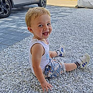 Elyam participe au concours pour gagner de l'argent avec cette photo : car, child, clouds, cute, daytime, grass, happy, nature, outdoor, pavement, person, shorts, sitting, sky, smiling, sneakers, stones, tank_top, toddler, young