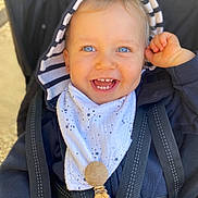Charlie a rejoint le concours — aidez-le/la à gagner de superbes lots ! baby, child, smiling, blue_eyes, hood, striped, jacket, stroller, harness, happy, cute, toddler, clothing, portrait, face, infant, hand, outdoor, baby_bib, accessory