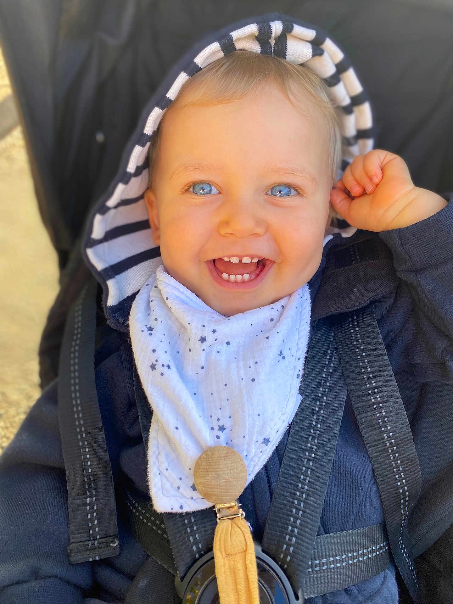 Charlie a rejoint le concours — aidez-le/la à gagner de superbes lots ! baby, child, smiling, blue_eyes, hood, striped, jacket, stroller, harness, happy, cute, toddler, clothing, portrait, face, infant, hand, outdoor, baby_bib, accessory