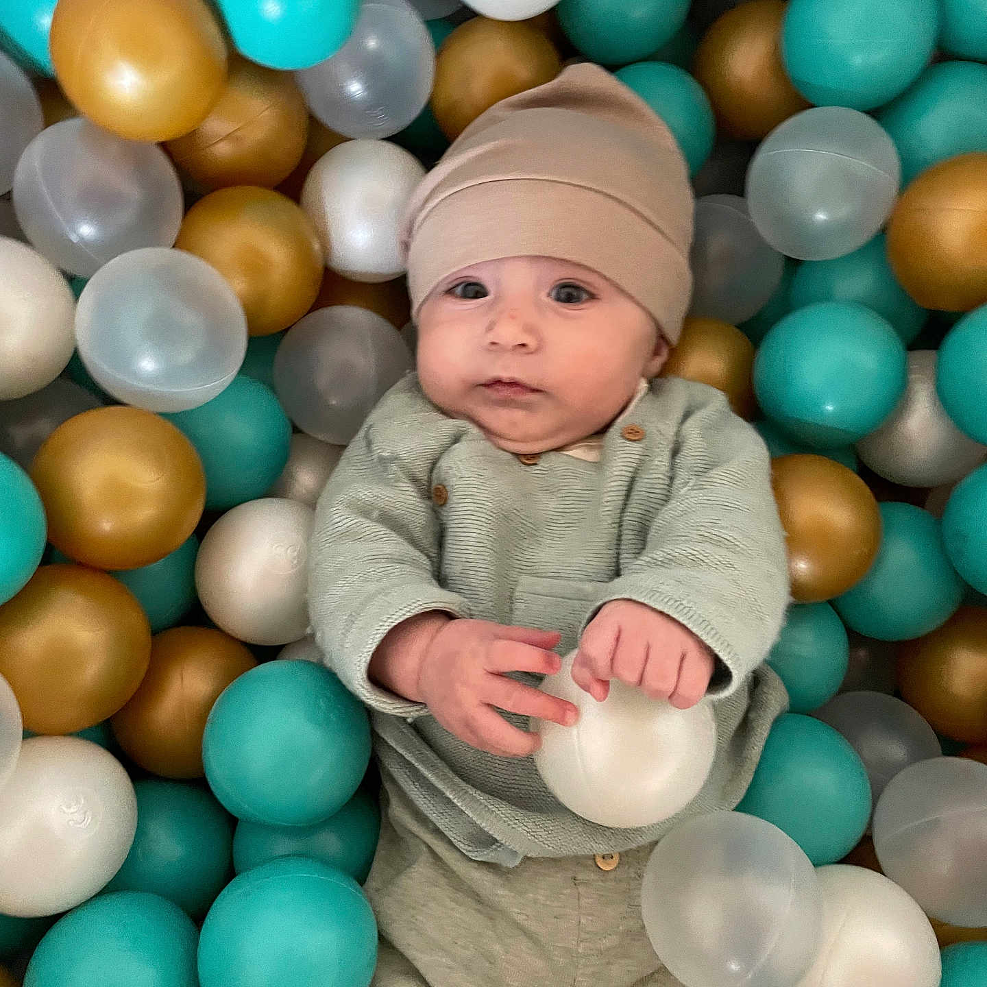 Sàn participe au concours pour gagner de l'argent avec cette photo : baby, balloon, bodypart, cap, clothing, face, finger, hand, happy, hat, head, newborn, people, person, photography, portrait, sitting, smile, sphere, turquoise