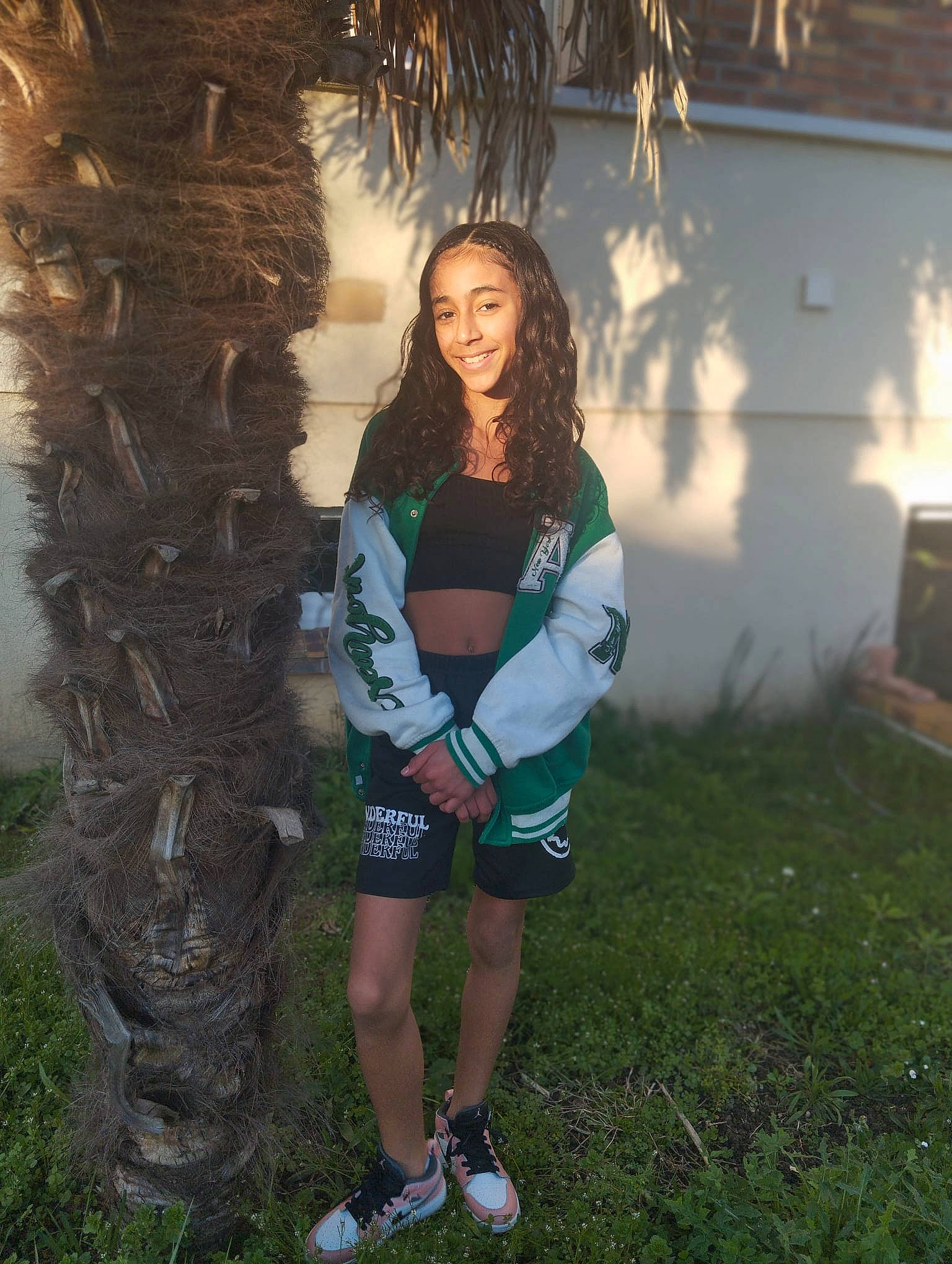 Kaëlyn a rejoint le concours — aidez-le/la à gagner de superbes lots ! beauty, fashion_design, flash_photography, fun, grass, grass_family, hair, happy, human_leg, joy, knee, leaf, long_hair, people_in_nature, person, plant, smile, standing, thigh, trunk