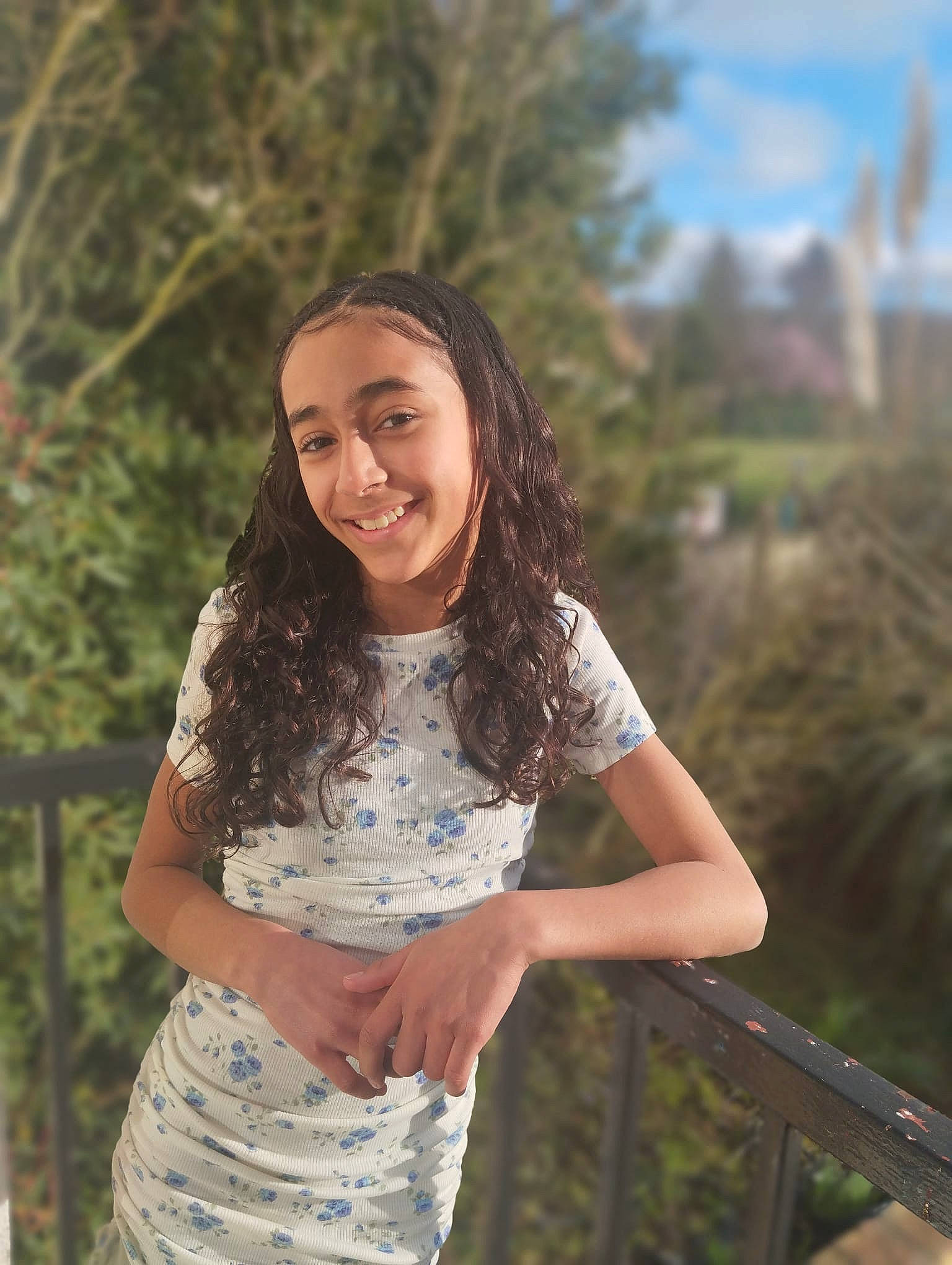 Kaëlyn a rejoint le concours — aidez-le/la à gagner de superbes lots ! blond, brown_hair, flash_photography, forest, fun, grass, hair, happy, joy, leisure, long_hair, people_in_nature, person, plant, shoulder, sitting, sky, smile, sunlight, t_shirt