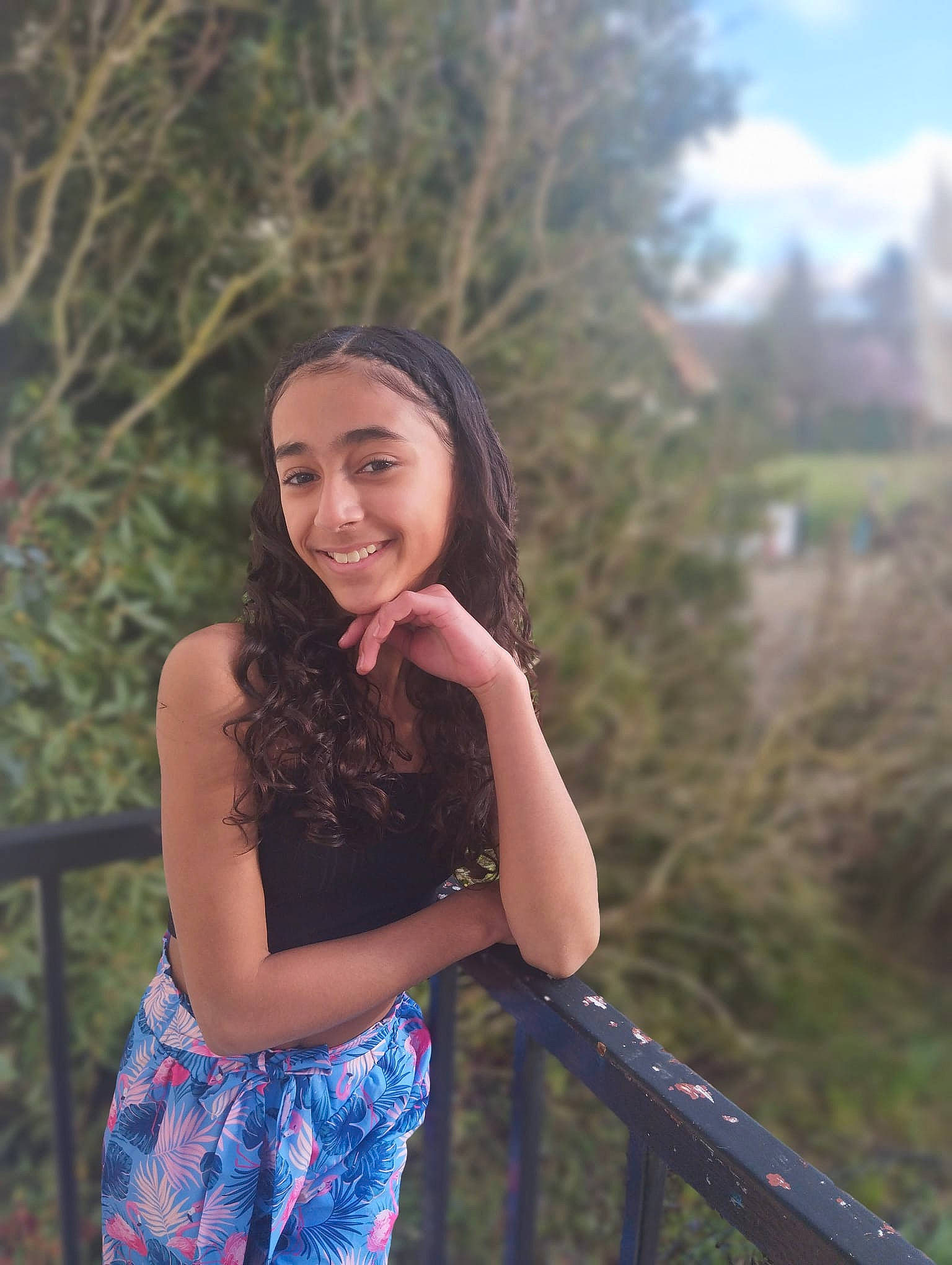 Kaëlyn participe au concours pour gagner de l'argent avec cette photo : blond, brown_hair, electric_blue, flash_photography, fun, grass, happy, human_leg, joy, landscape, leisure, long_hair, people_in_nature, person, shoulder, sitting, sky, smile, sunlight, tree