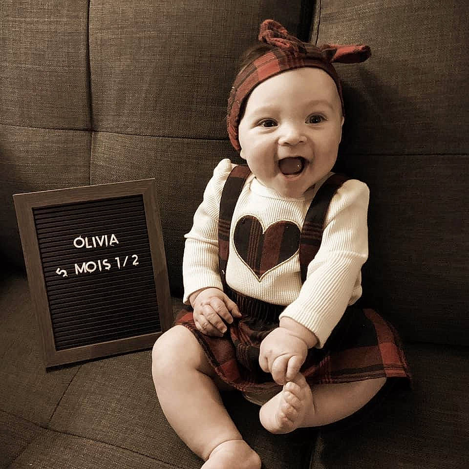 Olivia participe au concours pour gagner de l'argent avec cette photo : baby, baby_laughing, baby_products, baby_toddler_clothing, child, foot, person, sitting, sock