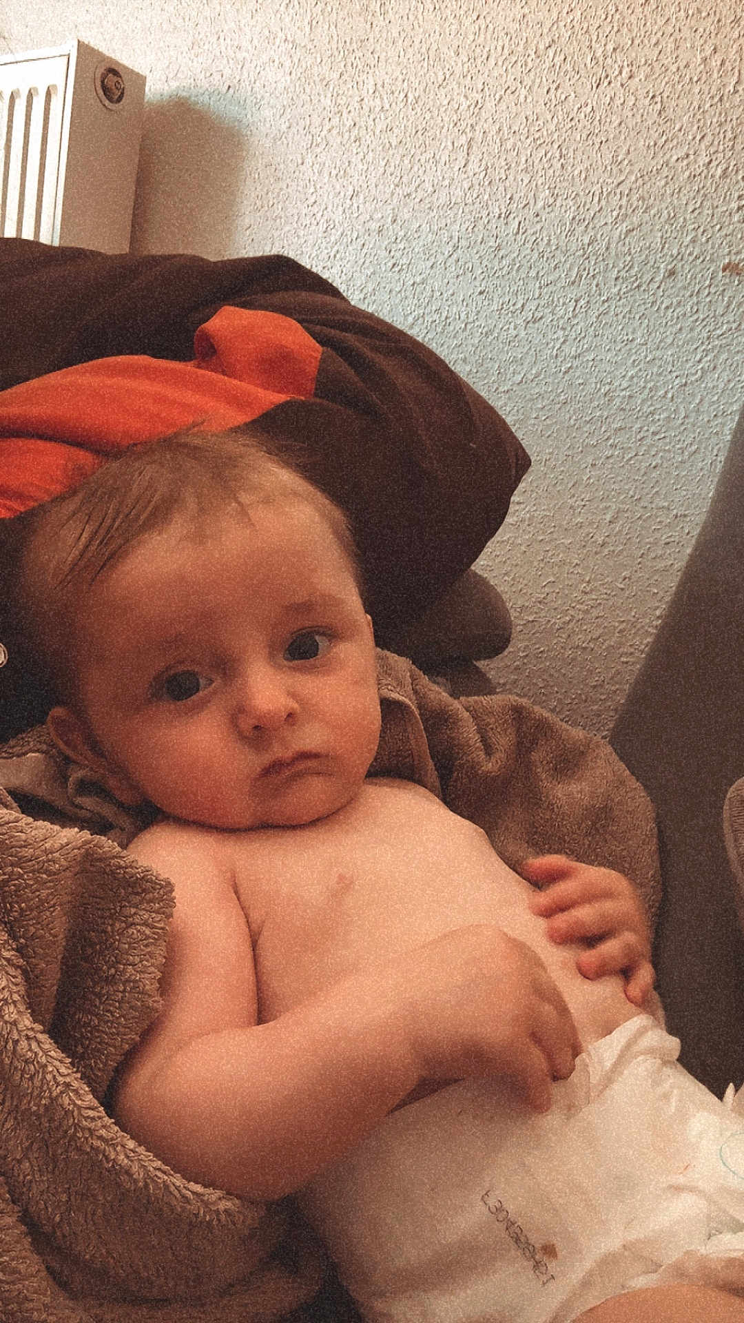 Hayden a rejoint le concours — aidez-le/la à gagner de superbes lots ! baby, child, blanket, diaper, indoor, person, face, skin, expression, curious, young, infant, closeup, portrait, cute, small, hand, looking, resting, warm