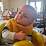 Hayden a rejoint le concours — aidez-le/la à gagner de superbes lots ! baby, child, yellow_chair, bib, messy_face, indoor, curious, seated, clothing, furniture, window, natural_light, person, infant, face, hand, expression, room, high_chair, casual