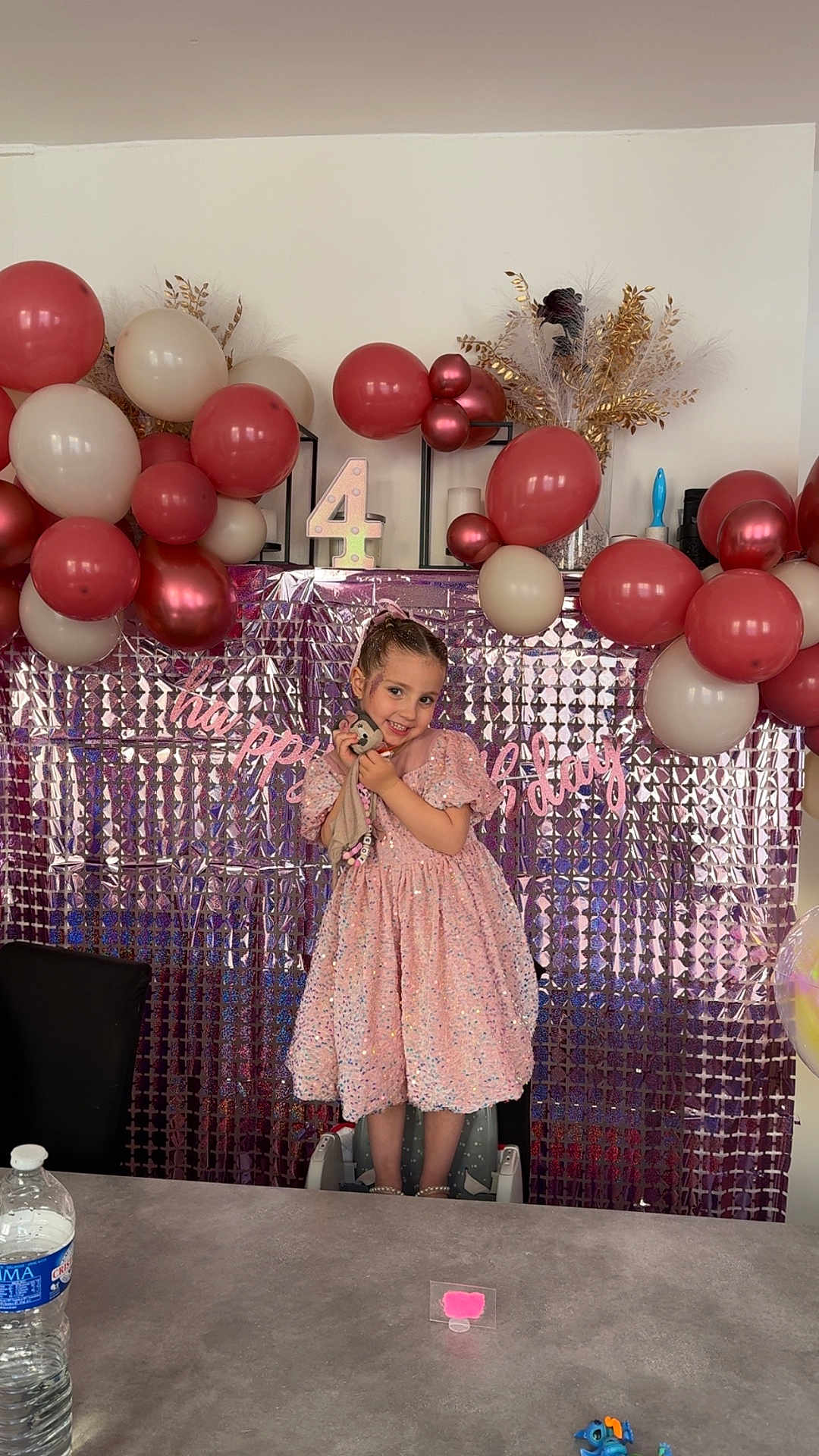 Rose participe au concours pour gagner de l'argent avec cette photo : child, birthday, balloons, pink_dress, smiling, celebration, party, decorations, toy, happy, girl, indoor, face, standing, table, water_bottle, number_4, flower_arrangement, festive, event
