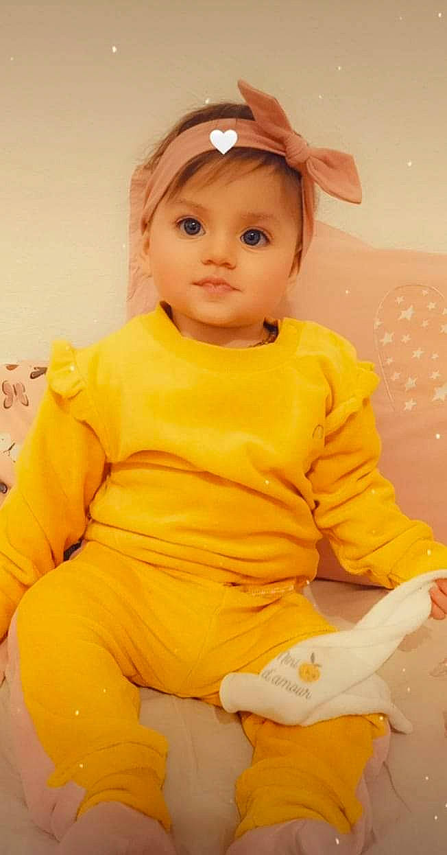 Malak a rejoint le concours — aidez-le/la à gagner de superbes lots ! baby, baby_toddler_clothing, child, costume_accessory, hair_accessory, headband, headpiece, long_sleeved_t_shirt, mouth, nightwear, nose, person, sitting, sleeve, sock, toddler, yellow