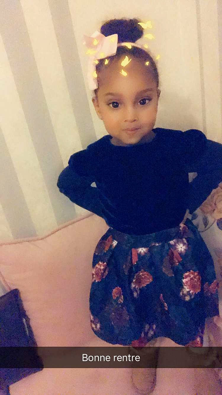 Lahna participe au concours pour gagner de l'argent avec cette photo : child, doll, girl, hair_accessory, hairstyle, human_hair_color, pattern, person, product, shoulder, toddler, trunk