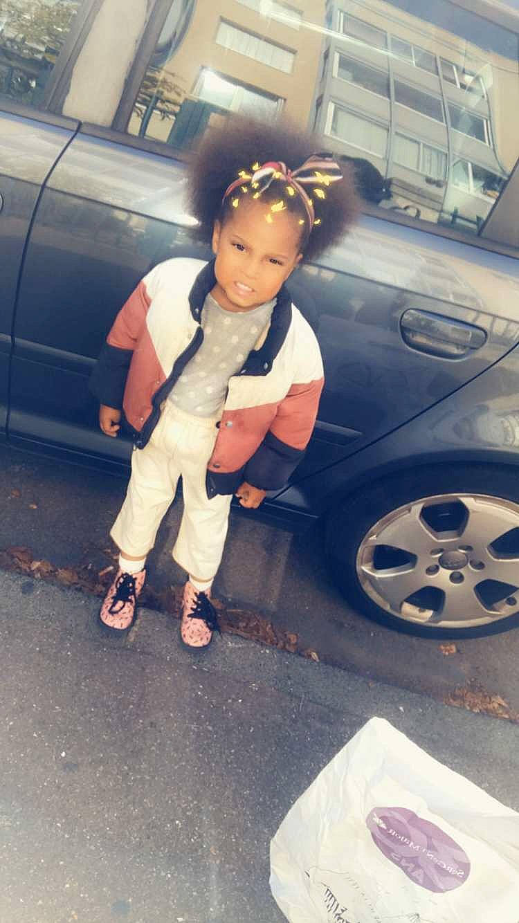 Lahna a rejoint le concours — aidez-le/la à gagner de superbes lots ! car, child, cool, fun, girl, headgear, person, product, snapshot, toddler