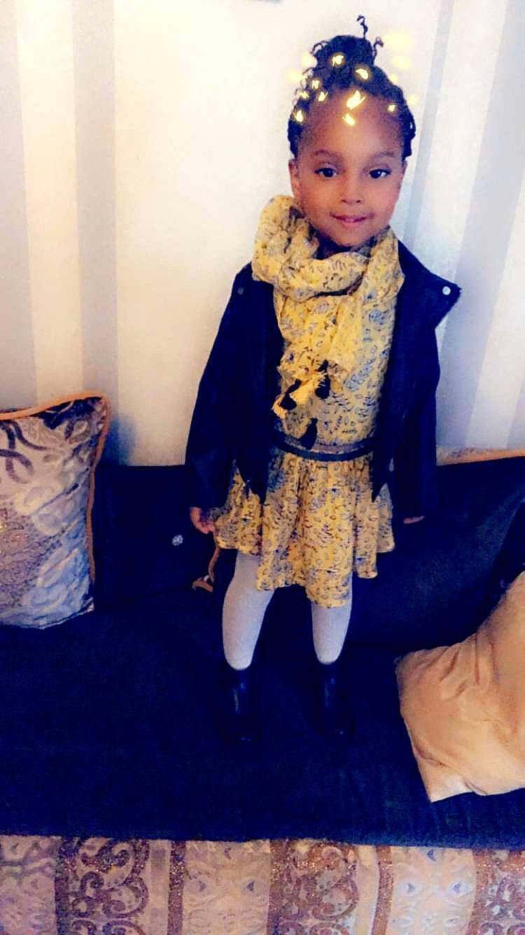 Lahna a rejoint le concours — aidez-le/la à gagner de superbes lots ! child, costume, dress, fashion_accessory, girl, gown, hair_accessory, headgear, lace, outerwear, pattern, person, textile, toddler