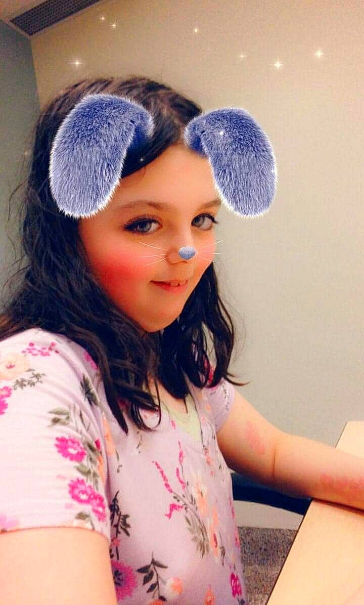 Kelly-ann participe au concours pour gagner de l'argent avec cette photo : black_hair, cap, clothing, cool, ear, eye, eyebrow, eyelash, face, facial_expression, fashion_design, finger, happy, hat, headgear, headwear, lip, neck, person, pink