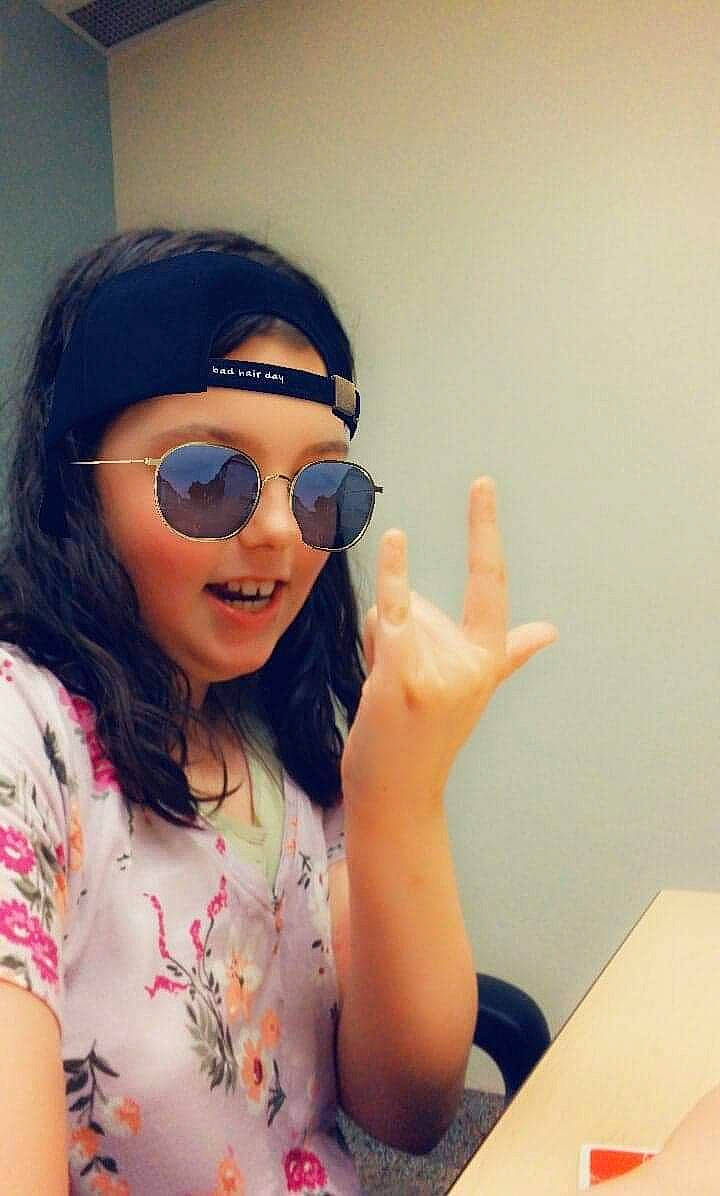 Kelly-ann participe au concours pour gagner de l'argent avec cette photo : arm, eyebrow, eyelash, eyewear, facial_expression, finger, gesture, glasses, goggles, hand, happy, headwear, jaw, lip, mouth, neck, person, shoulder, skin, sleeve