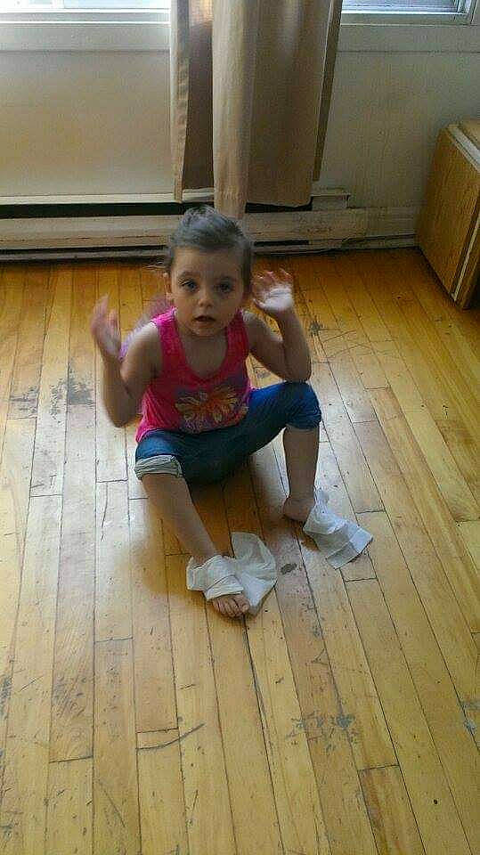 Kelly-ann a rejoint le concours — aidez-le/la à gagner de superbes lots ! baby_toddler_clothing, barefoot, child, floor, flooring, foot, fun, happy, hardwood, human_leg, knee, laminate_flooring, person, plank, plywood, thigh, toddler, varnish, wood, wood_flooring