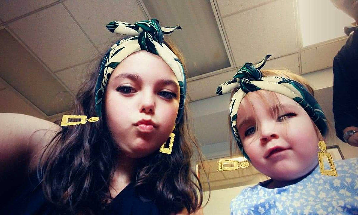 Kelly-ann a rejoint le concours — aidez-le/la à gagner de superbes lots ! cap, clothing, cool, ear, earrings, eyebrow, eyelash, eyewear, fashion_design, hair_accessory, happy, headband, headgear, headpiece, iris, lip, neck, person, personal_protective_equipment, selfie