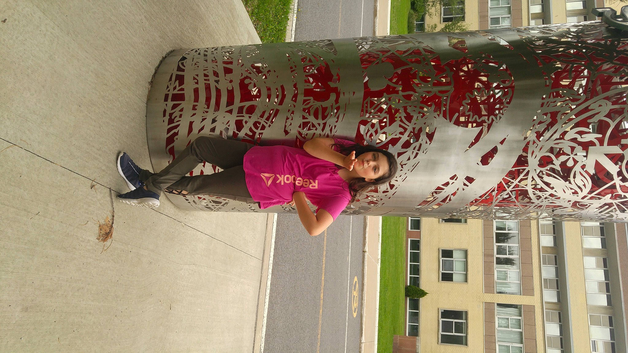 Kelly-ann a rejoint le concours — aidez-le/la à gagner de superbes lots ! art, building, carmine, facade, graffiti, house, leisure, magenta, mural, pattern, person, pink, plant, red, sandal, street_art, t_shirt, thigh, tree, visual_arts