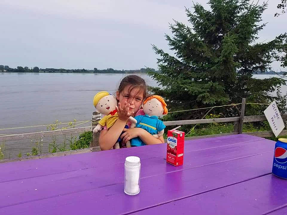 Kelly-ann participe au concours pour gagner de l'argent avec cette photo : baby, child, drink, event, fun, grass, happy, lake, leisure, person, recreation, sitting, sky, t_shirt, table, tableware, toddler, travel, tree, vacation