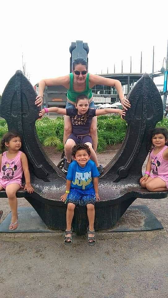 Enzo participe au concours pour gagner de l'argent avec cette photo : art, child, city, friendship, fun, happy, head, human_settlement, joy, landmark, leisure, person, public_space, recreation, sculpture, shorts, sky, smile, toddler, travel