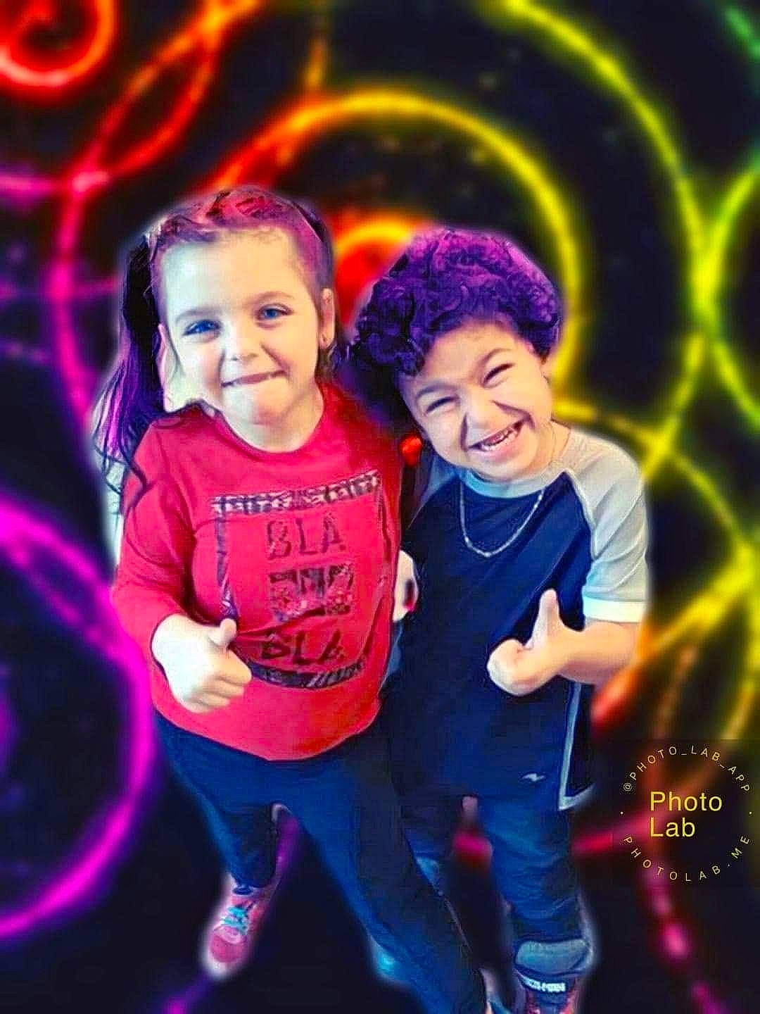 Enzo participe au concours pour gagner de l'argent avec cette photo : child, cool, electric_blue, entertainment, eye, flash_photography, fun, gesture, happy, joy, leisure, magenta, performing_arts, person, pink, plant, purple, smile, t_shirt, toddler