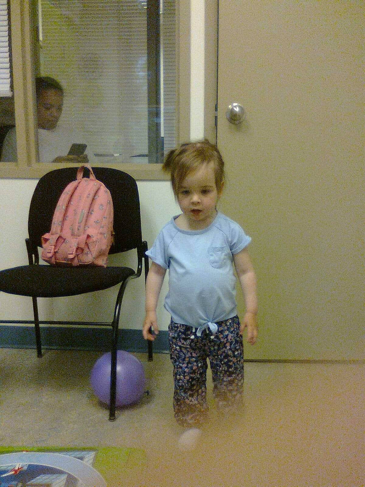 Abby-gaelle a rejoint le concours — aidez-le/la à gagner de superbes lots ! baby, baby_products, baby_toddler_clothing, backpack, bag, child, cleanliness, comfort, curtain, floor, flooring, fun, joint, luggage_and_bags, person, room, shoulder, sitting, toddler, window