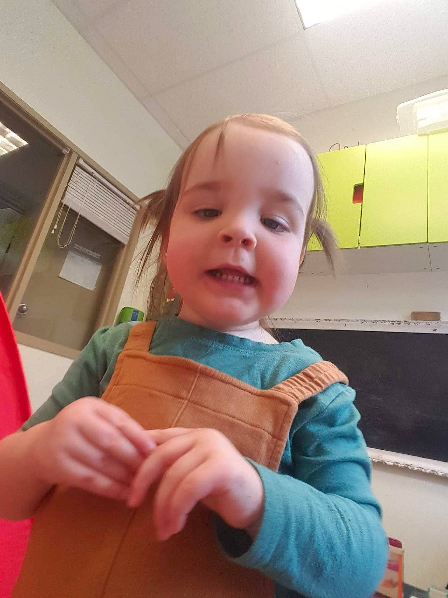 Abby-gaelle a rejoint le concours — aidez-le/la à gagner de superbes lots ! air_travel, baby, baby_toddler_clothing, child, comfort, finger, fun, gesture, happy, lifejacket, nose, peach, person, personal_protective_equipment, room, shoulder, sitting, skin, smile, thumb