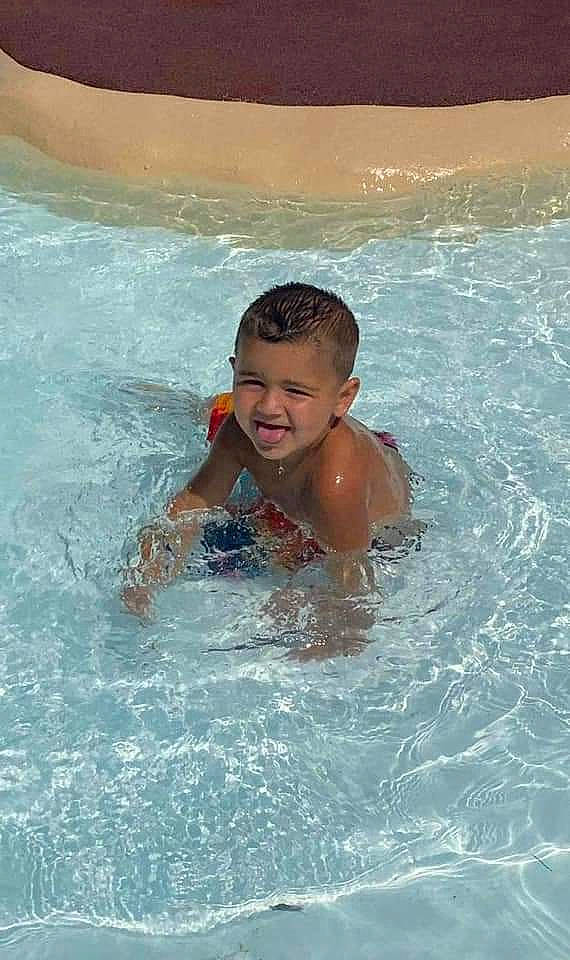 Willyam a rejoint le concours — aidez-le/la à gagner de superbes lots ! azure, bathing, body_of_water, child, composite_material, fluid, foam, fun, happy, leisure, leisure_centre, liquid, nonbuilding_structure, person, recreation, summer, swimming_pool, toddler, vacation, water