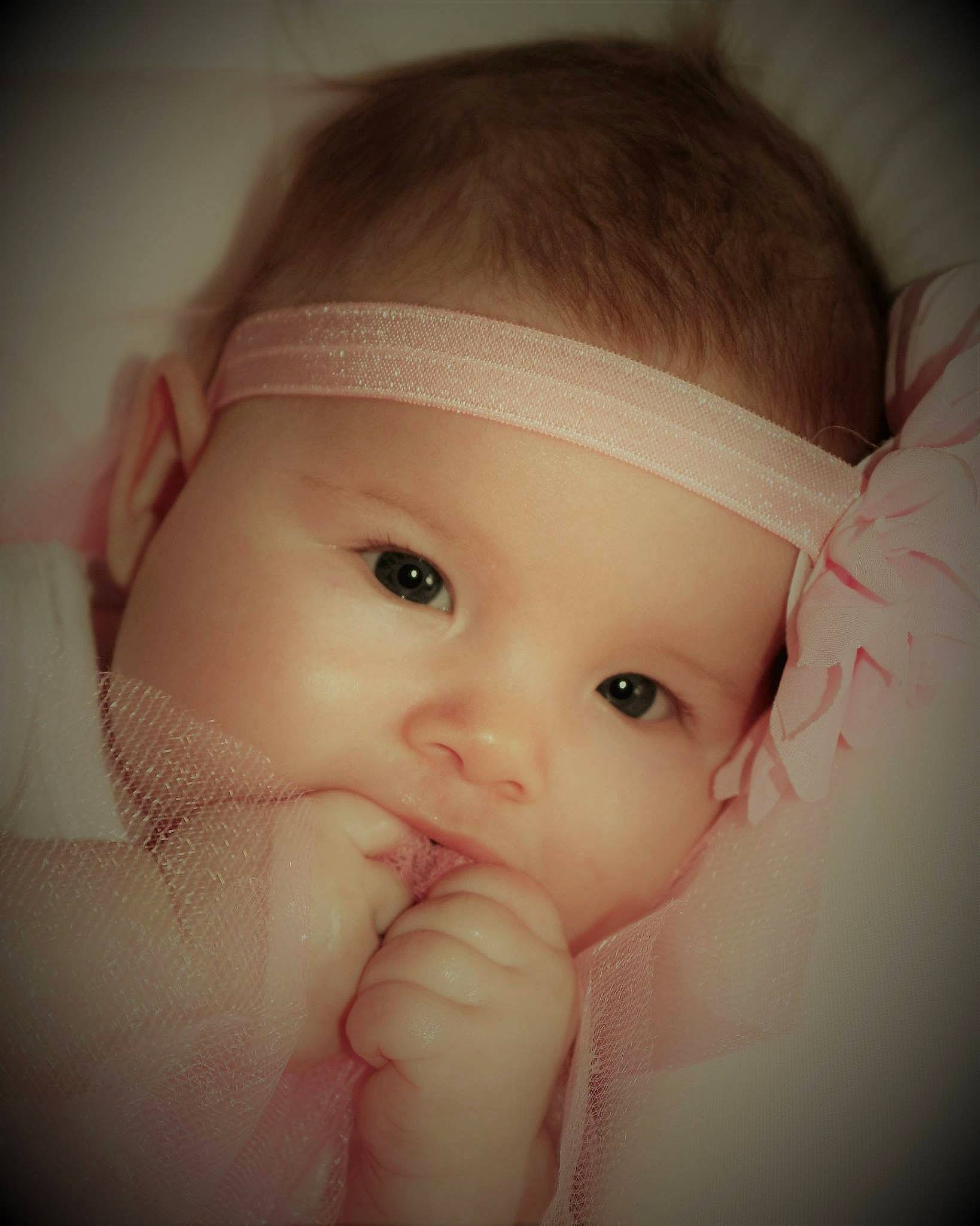 Kyliana participe au concours pour gagner de l'argent avec cette photo : baby, beauty, cheek, child, chin, close_up, eye, eyebrow, face, finger, forehead, hand, head, iris, lip, mouth, nose, person, pink, skin