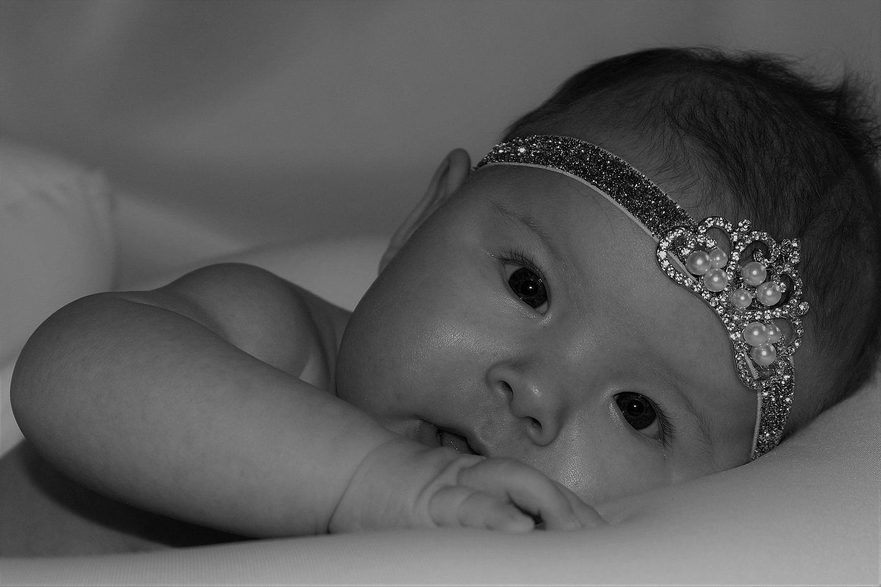 Kyliana a rejoint le concours — aidez-le/la à gagner de superbes lots ! baby, black, black_and_white, child, eye, face, fashion_accessory, hair_accessory, head, headband, headgear, headpiece, lip, monochrome, monochrome_photography, person, photograph, photography, skin, toddler