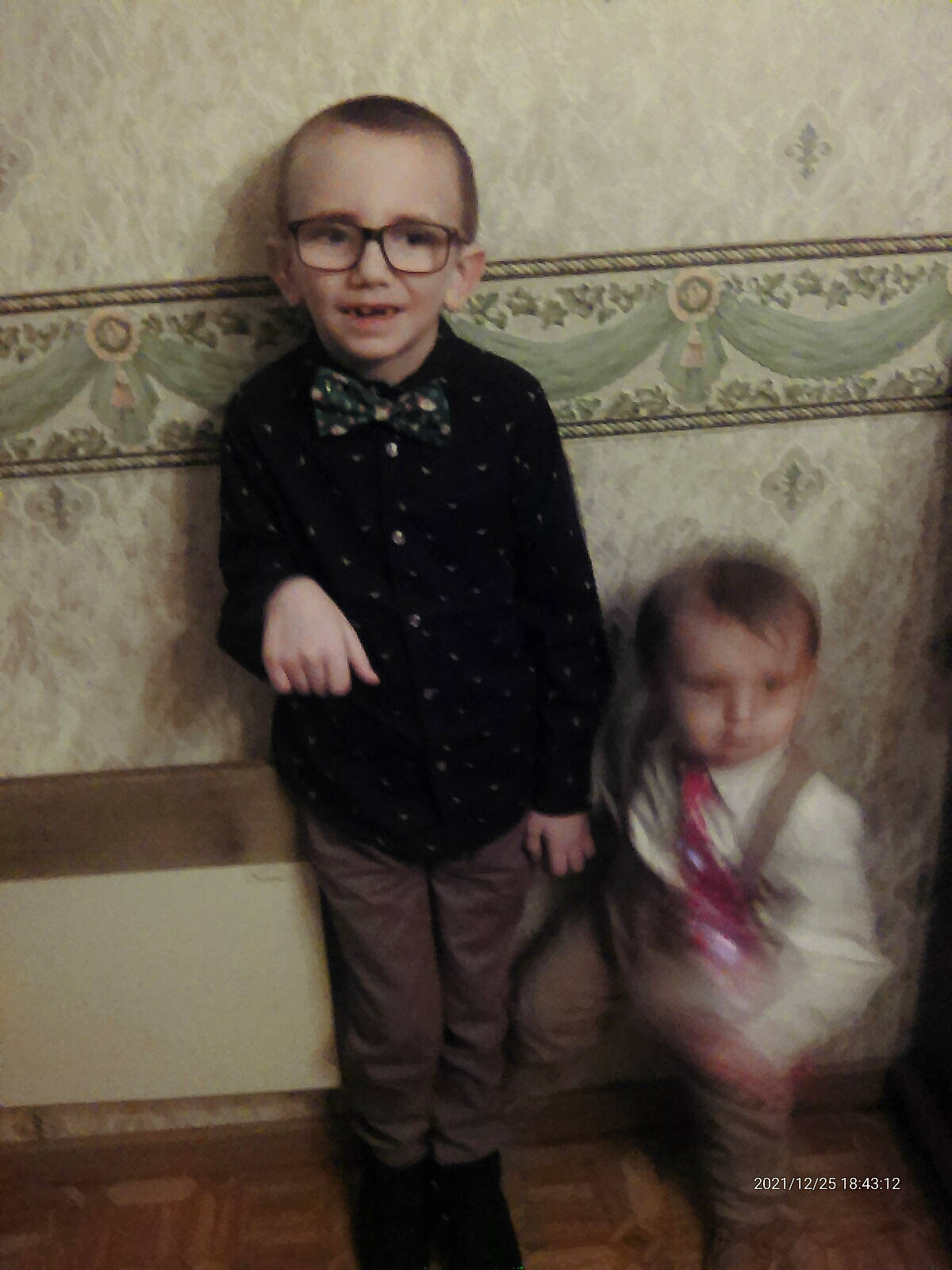 Miguel participe au concours pour gagner de l'argent avec cette photo : cheek, child, event, eyewear, flash_photography, floor, flooring, fun, glasses, hairstyle, head, iris, pattern, person, room, sitting, sleeve, standing, toddler, vision_care