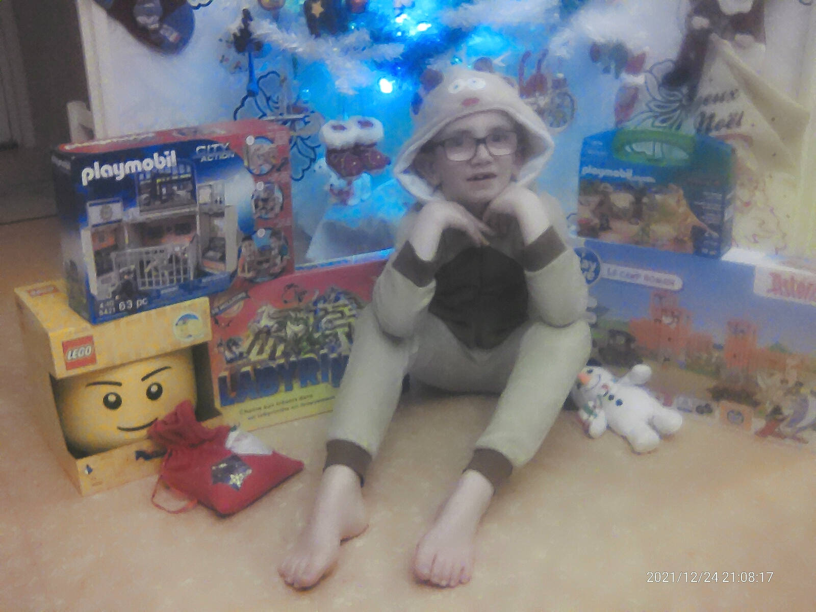 Miguel a rejoint le concours — aidez-le/la à gagner de superbes lots ! action_figure, animation, art, box, collection, doll, fedora, fiction, fictional_character, figurine, flooring, fun, games, hat, headwear, person, plush, room, shipping_box, stuffed_toy