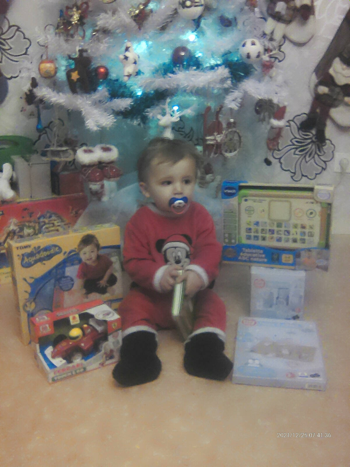 Gabriel participe au concours pour gagner de l'argent avec cette photo : art, baby, baby_toys, blurred, child, christmas, christmas_ornament, event, fun, holiday, holiday_ornament, ornament, person, play, room, souvenir, space, stuffed_toy, toddler, toy