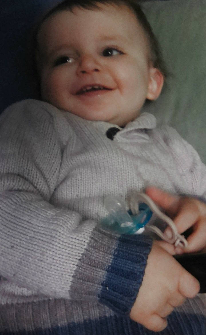 Gabriel a rejoint le concours — aidez-le/la à gagner de superbes lots ! baby, baby_toddler_clothing, cheek, chin, comfort, eyebrow, facial_expression, finger, flash_photography, forehead, hand, happy, iris, joy, lip, mouth, nose, organ, person, skin