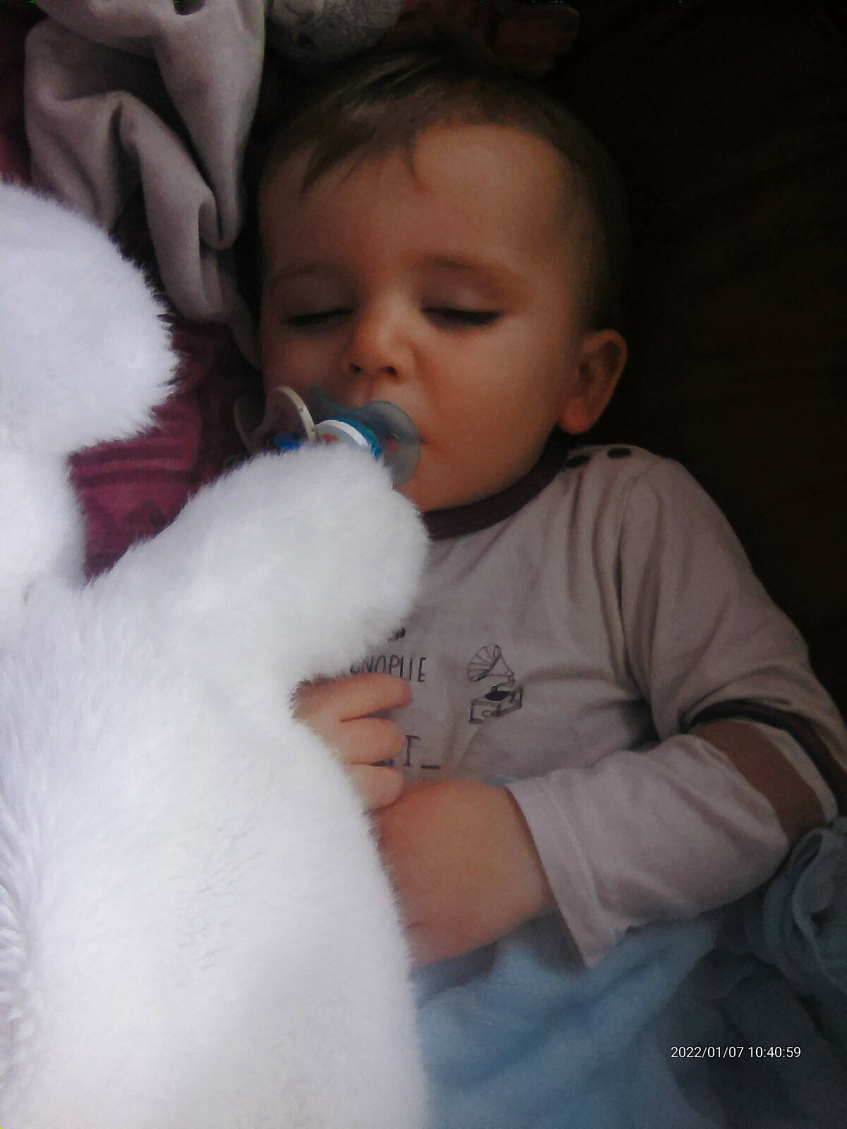 Gabriel a rejoint le concours — aidez-le/la à gagner de superbes lots ! baby, baby_toddler_clothing, cheek, child, comfort, ear, eyebrow, finger, fun, fur, gesture, happy, human_body, iris, nose, person, sitting, sleeve, t_shirt, thumb