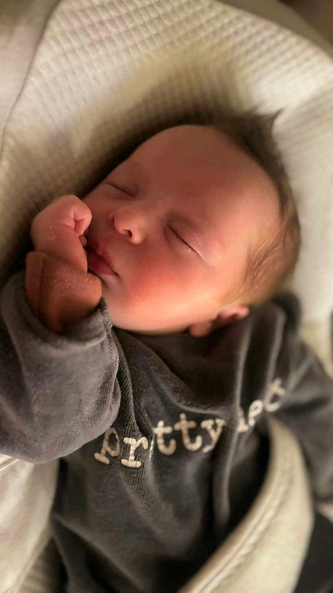 Clya a rejoint le concours — aidez-le/la à gagner de superbes lots ! newborn, baby, sleeping, face, hand, clothing, blanket, cozy, infant, portrait, cute, peaceful, soft, closeup, resting, child, warm, indoors, young, wrapped