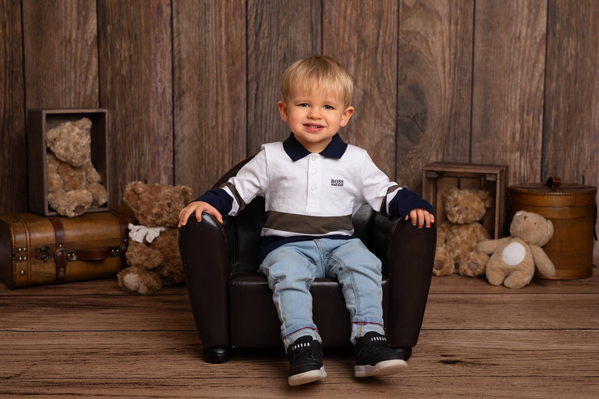 Mael participe au concours pour gagner de l'argent avec cette photo : baby, baby_toddler_clothing, chair, child, comfort, event, flash_photography, flooring, fun, happy, hardwood, joy, living_room, person, portrait, room, sitting, sleeve, smile, toddler