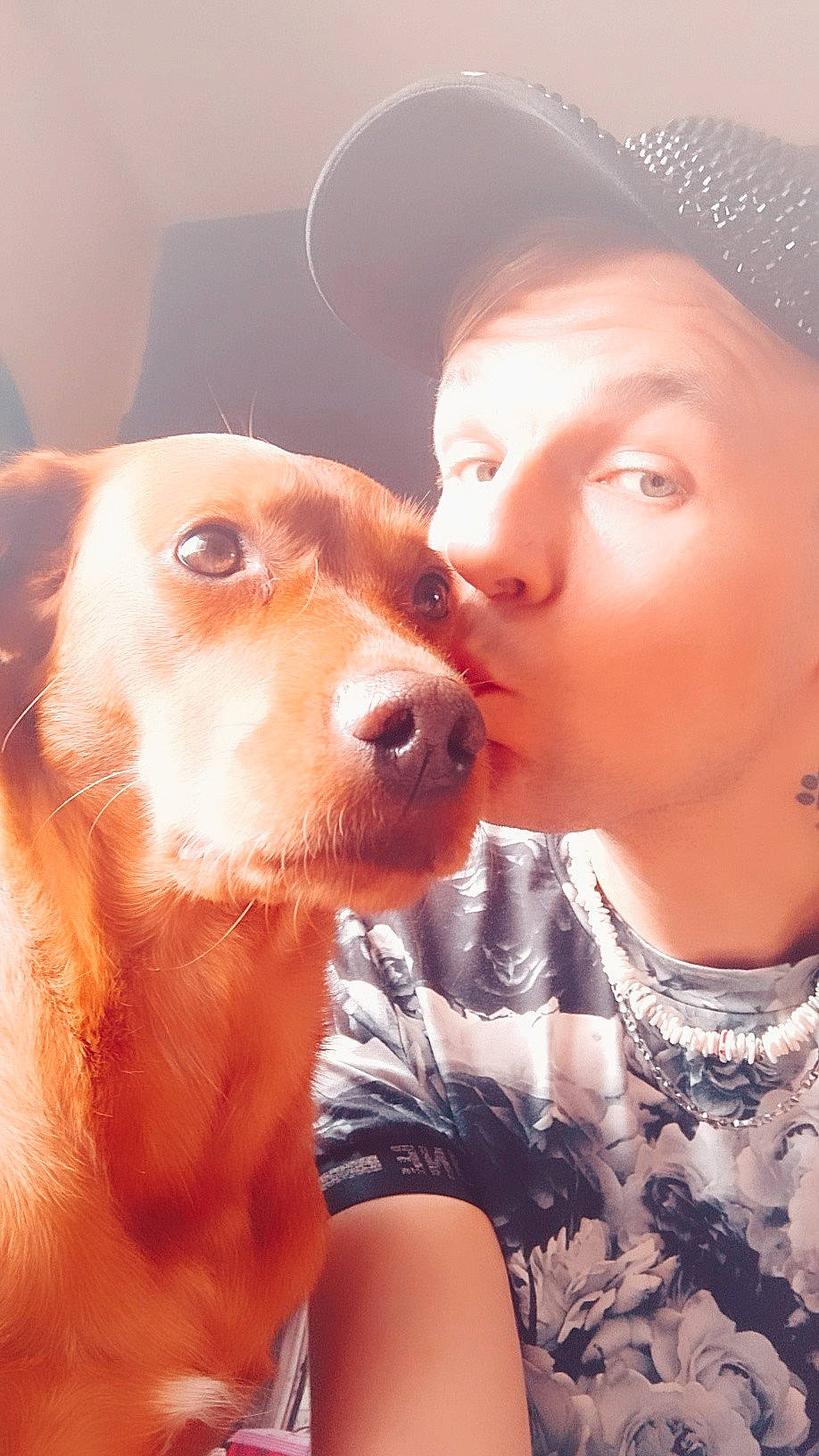 Balto participe au concours pour gagner de l'argent avec cette photo : cap, carnivore, child, companion_dog, dog, ear, eyelash, fawn, fun, gesture, happy, interaction, kiss, lip, liver, mouth, nose, selfie, skin, working_animal