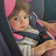 Nélya participe au concours pour gagner de l'argent avec cette photo : toddler, child, car_seat, pink, seatbelt, sweater, portrait, baby, cute, indoors, sitting, clothing, person, face, hair, hand, safety, travel, car, seat
