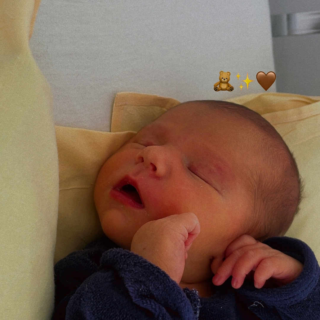 Nylo participe au concours pour gagner de l'argent avec cette photo : baby, blanket, closeup, clothing, cushion, emoji, face, hand, head, heart_emoji, indoor, infant, newborn, onesie, peaceful, pillow, portrait, sleeping, sofa, teddy_bear_emoji