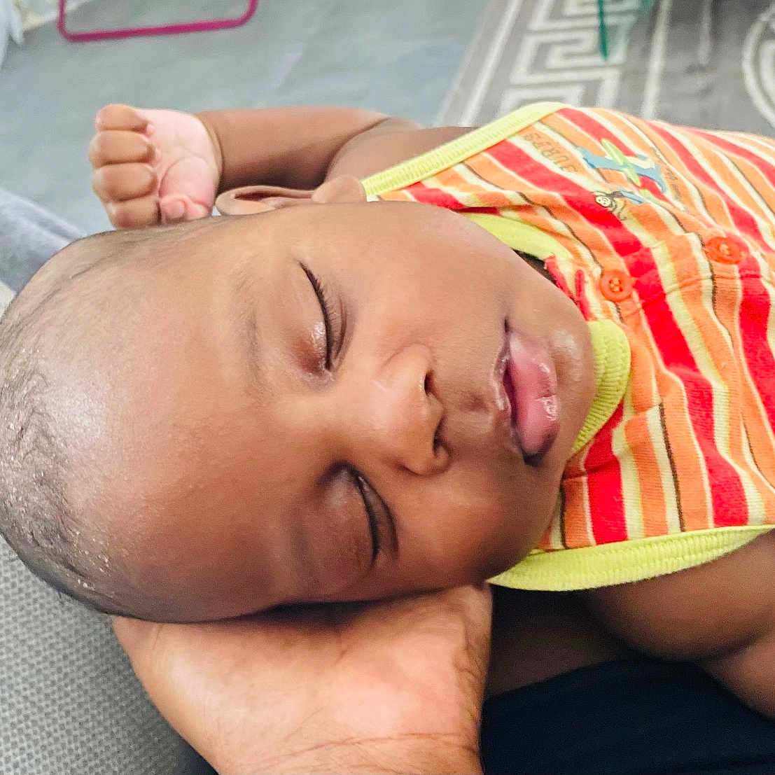 Kaylon a rejoint le concours — aidez-le/la à gagner de superbes lots ! baby, carpet, child, closed_eyes, comfort, couch, floral, hand, head, indoor, infant, pattern, peaceful, portrait, relaxation, resting, skin, sleeping, striped_clothing, toddler